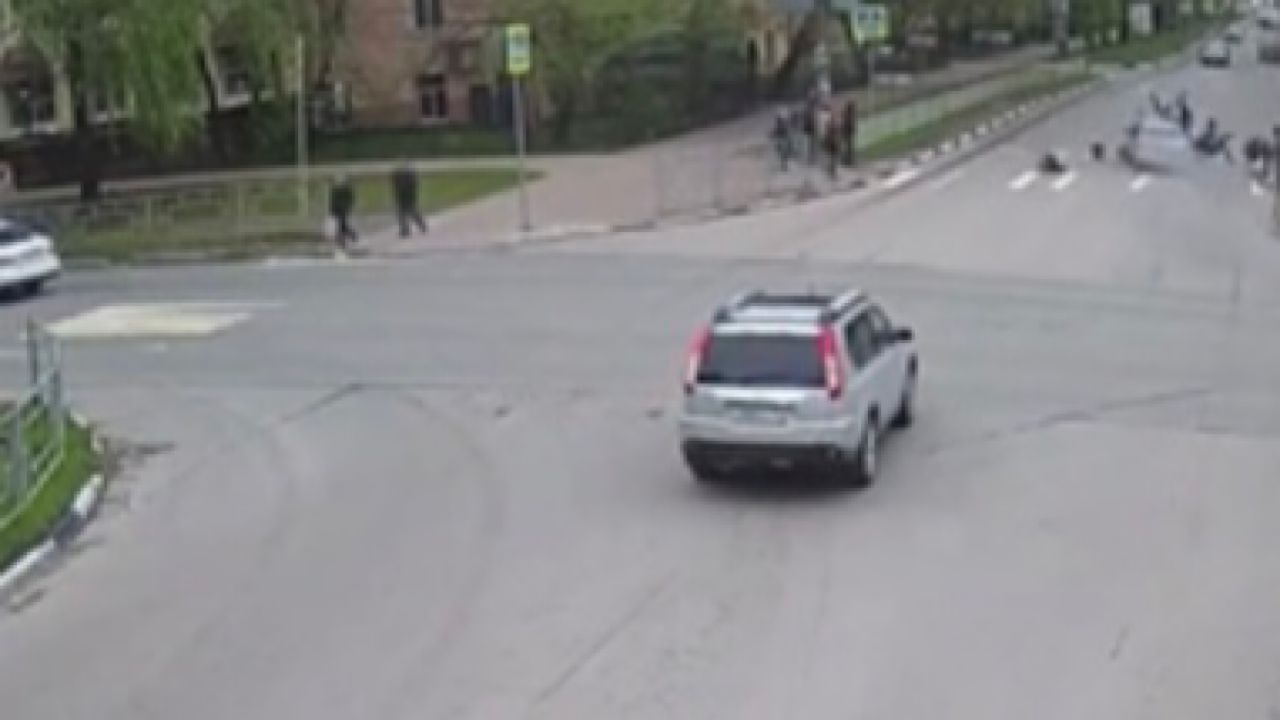 شاهد.. مراهق روسي يدهس أطفال مدرسة تحت عجلات سيارته