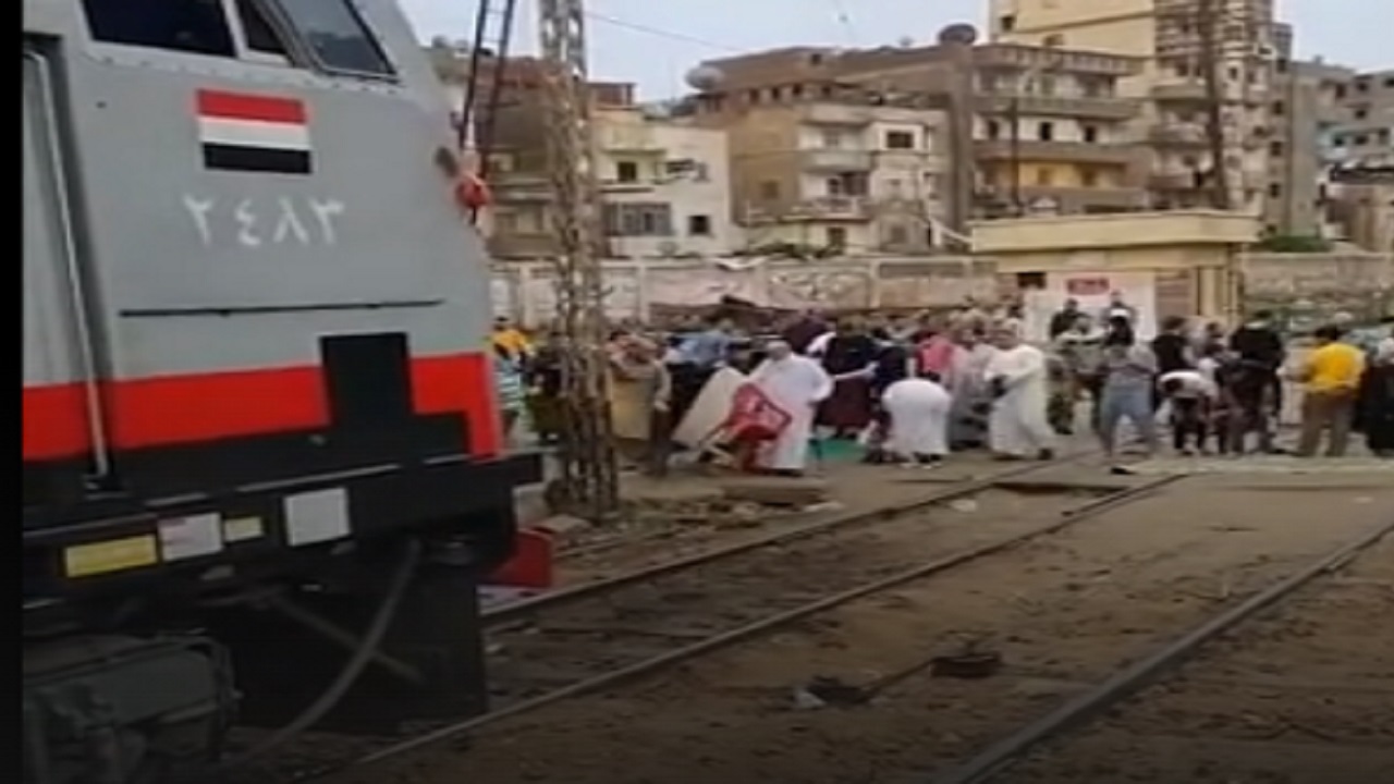 بالفيديو.. قطار يتوقف قبل دهس مصلين في أول أيام العيد