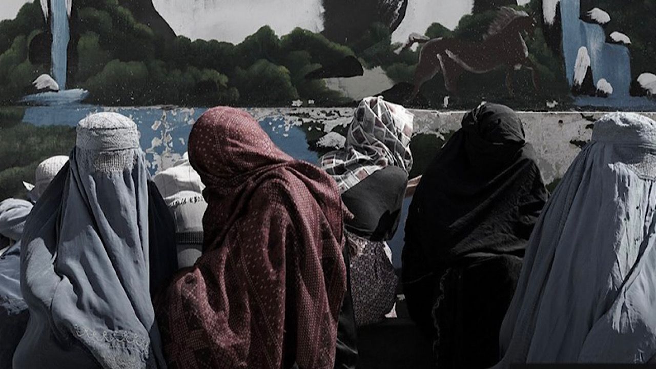 حركة طالبان تلزم النساء بارتداء البرقع في الأماكن العامة