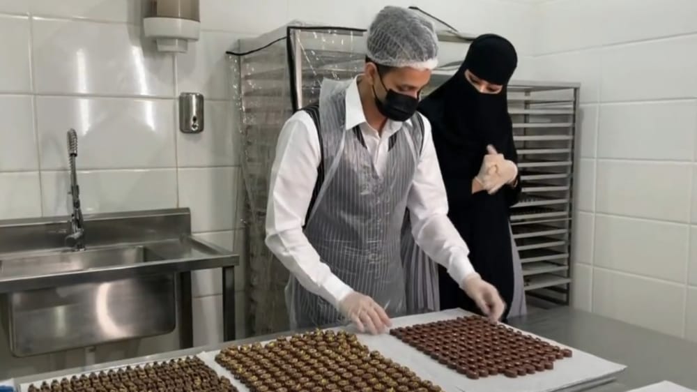 بالفيديو.. ثلاث شقيقات أحسائيات يبدعن في صناعة الشوكولاتة