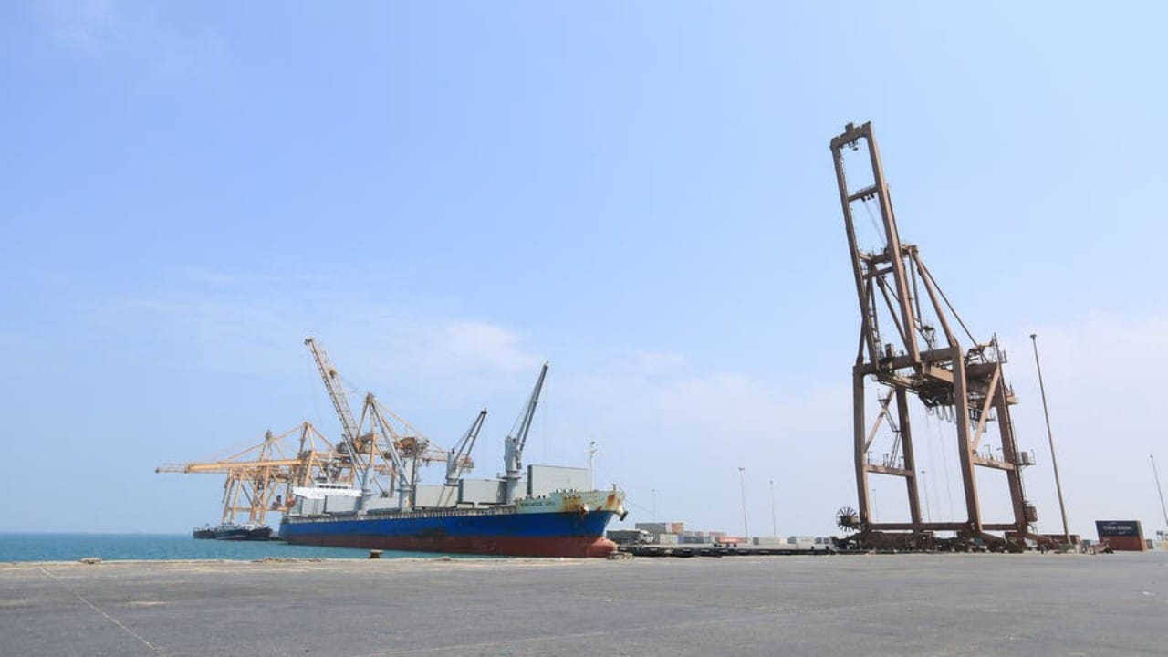 هجوم على سفينة شحن قبالة السواحل اليمنية 