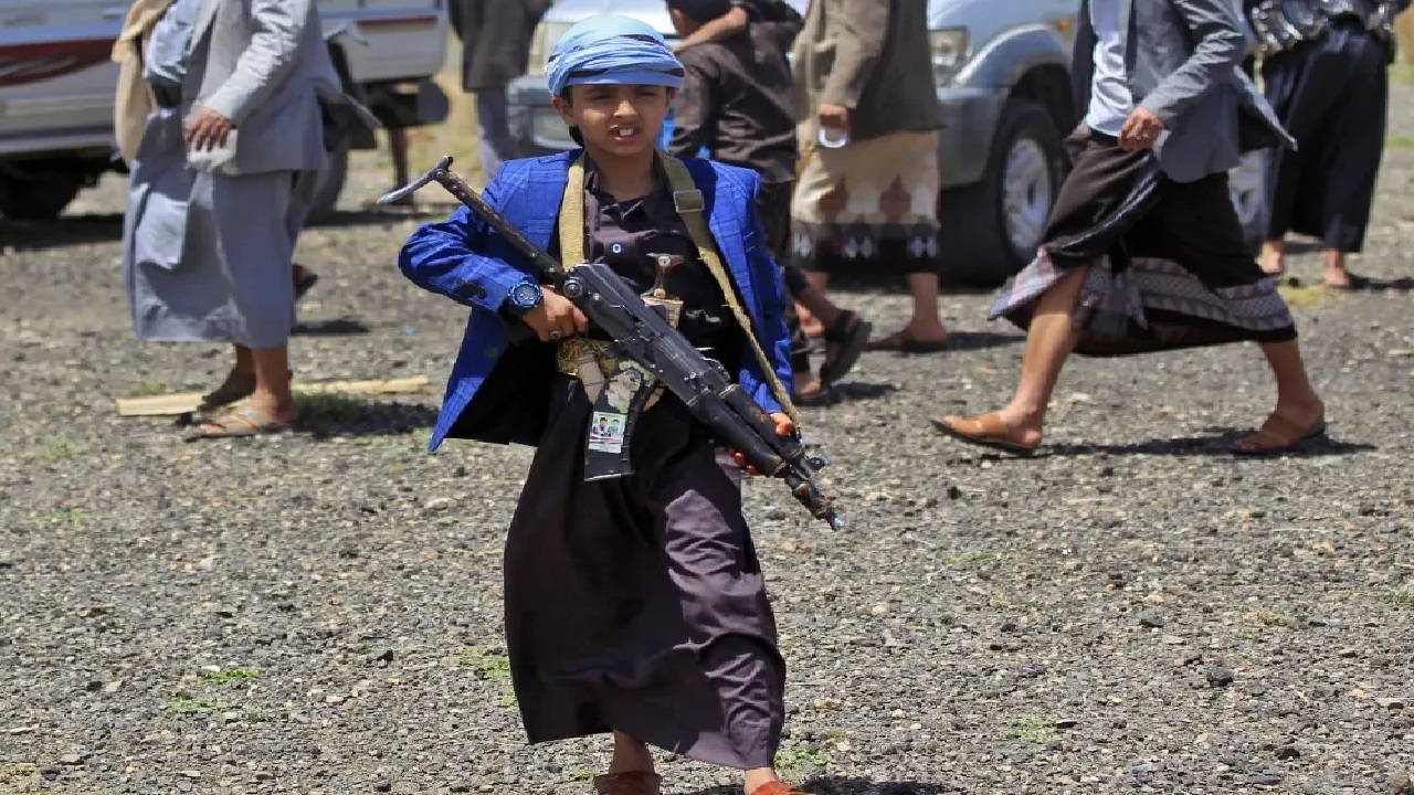 بالفيديو.. لقطات صادمة لاستدراج الحوثي للأطفال وتعبئهم بالأفكار المتطرفة