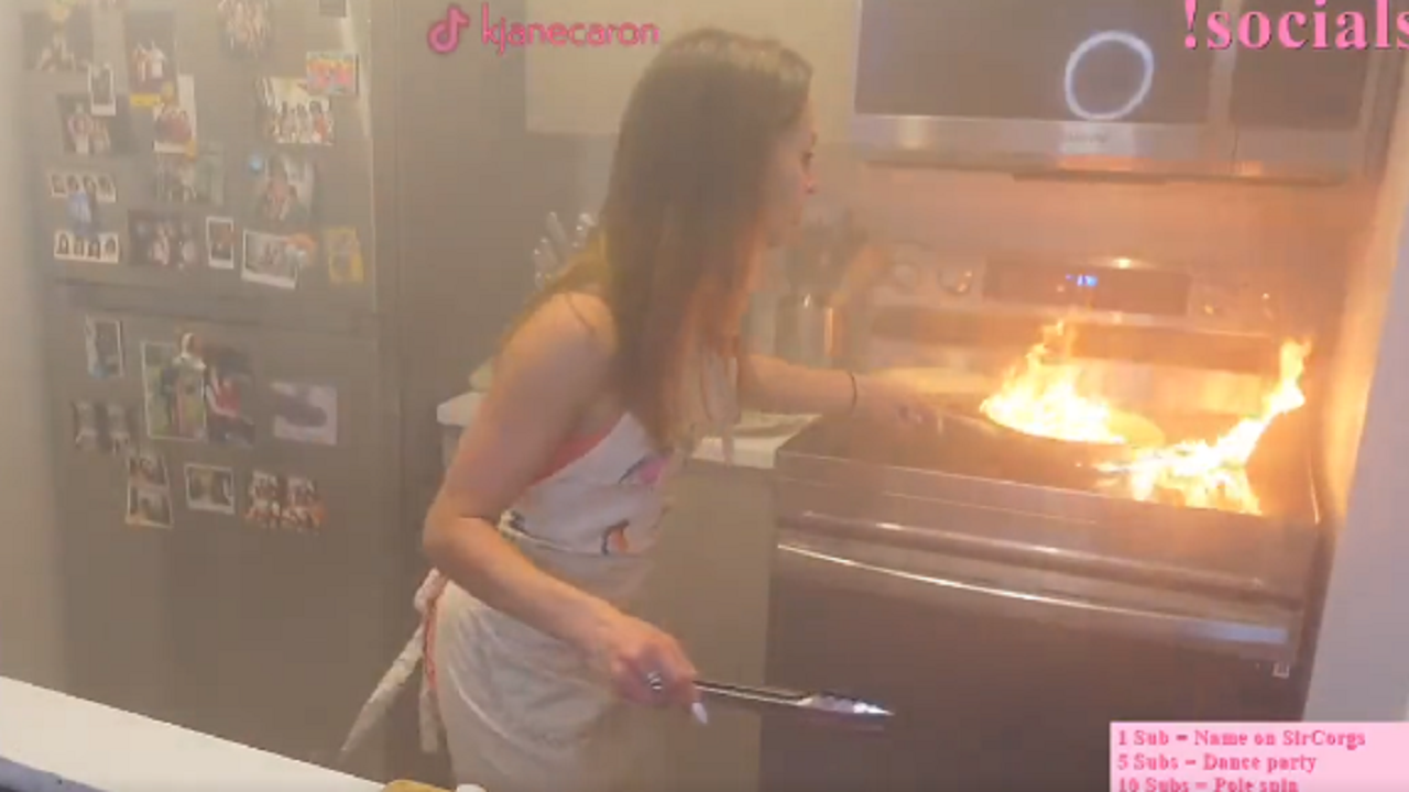 شاهد.. فتاة تحرق مطبخها خلال بث مباشر
