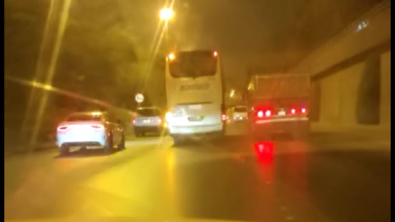 شاهد.. سائق يقود بسرعة متهورة على طريق الملك فهد بالرياض