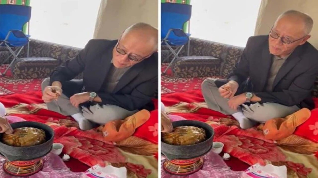 شاهد.. السفير الياباني يتناول وجبة  البُر بالسمن في نجران 