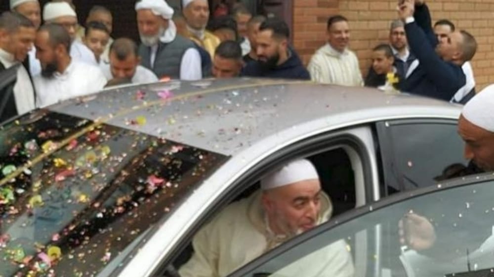 بالصور.. مصلون يهدون إمام مسجد سيارة أودي