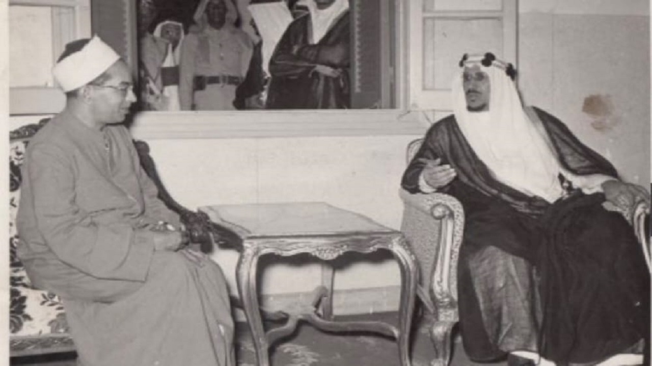 صورة تاريخية للملك سعود أثناء استقباله لوزير الأوقاف المصري أحمد الباقوري