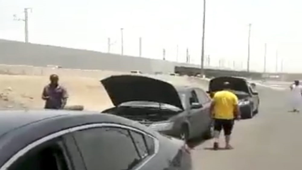 بالفيديو.. سيارات متعطلة على أحد الطرق بجدة بسبب ارتفاع درجة الحرارة