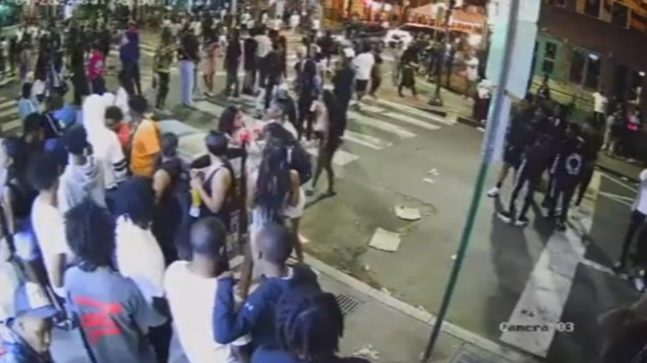 شاهد.. إطلاق نار على حشد وسط شارع يتسبب بمقتل 3 أشخاص 