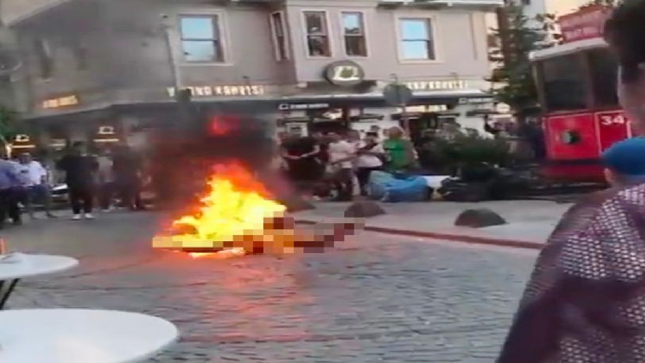 بالصور.. رجل يحرق نفسه أمام مارة وسياح بتركيا