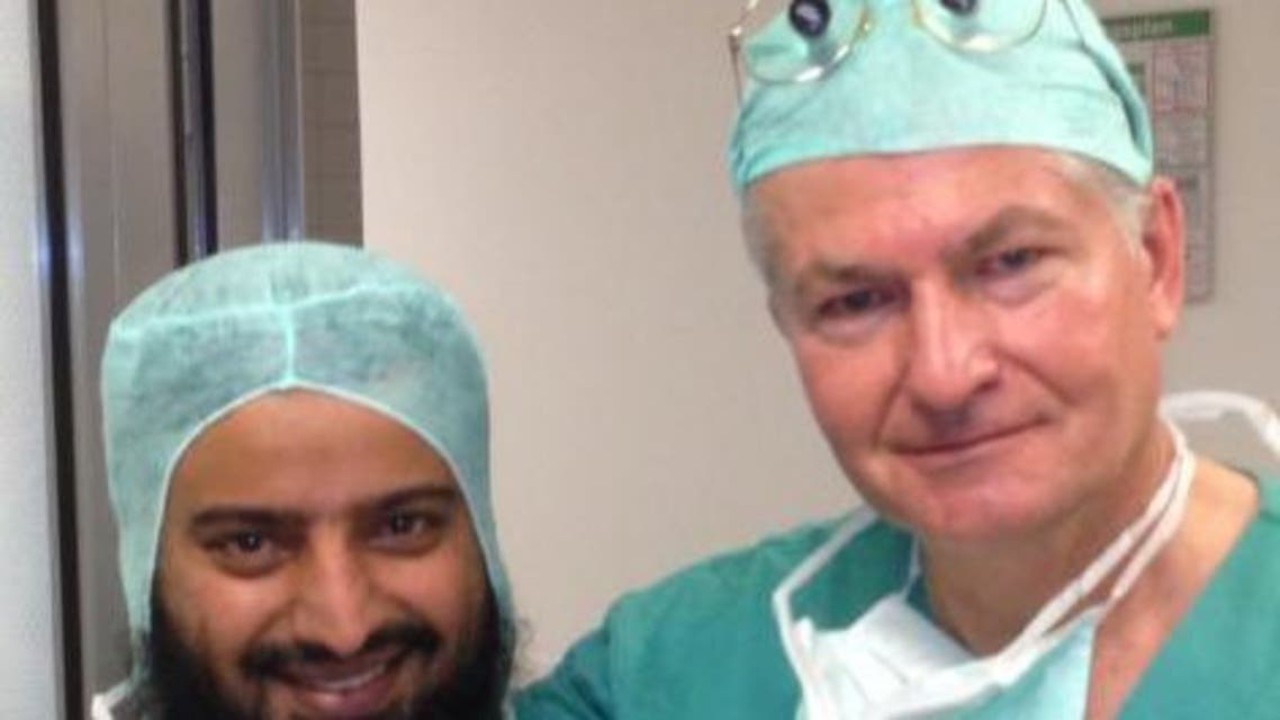 طبيب سعودي يروي تفاصيل لقاءه بأستاذه الألماني صدفة في عسير بعد مضي 10 سنوات
