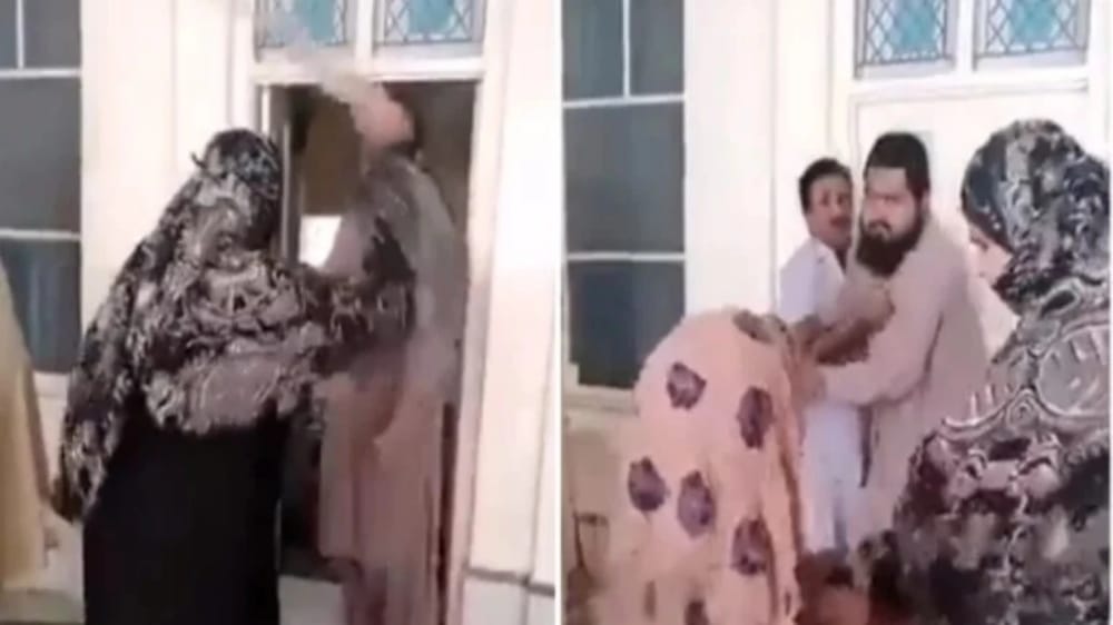 شاهد.. امرأة تضرب محفظ قرآن بعصا خشبية داخل مسجد