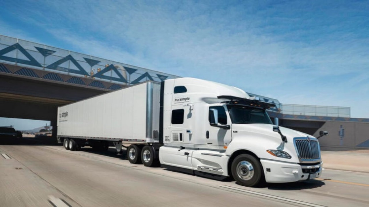 تطوير شاحنات ذاتية القيادة أسرع بـ10 ساعات من سائق الشاحنة