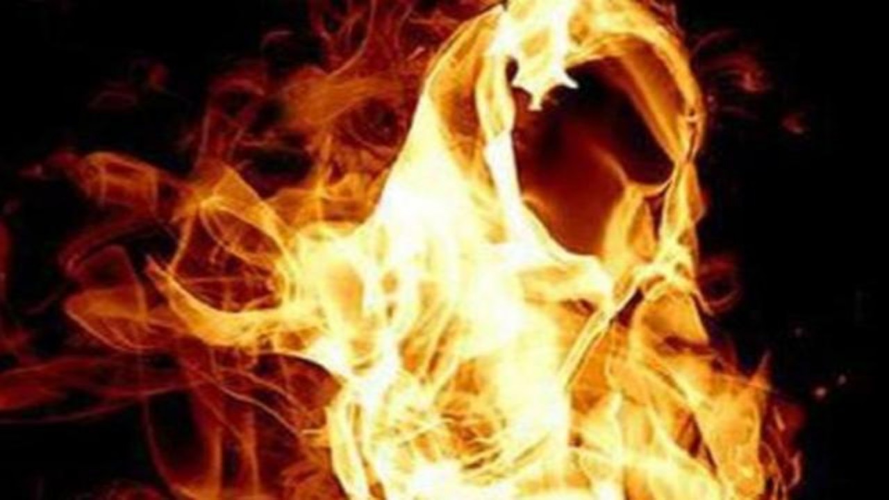 امرأة تشعل النار في نفسها بعدما طلقها زوجها