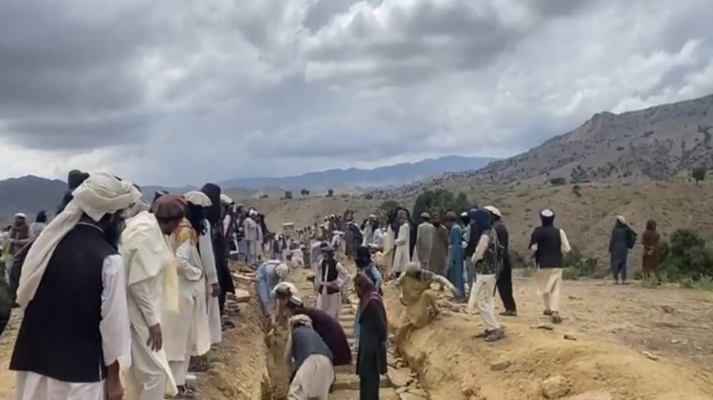 بالفيديو.. حفر قبور جماعية لضحايا الزلزال بأفعانستان