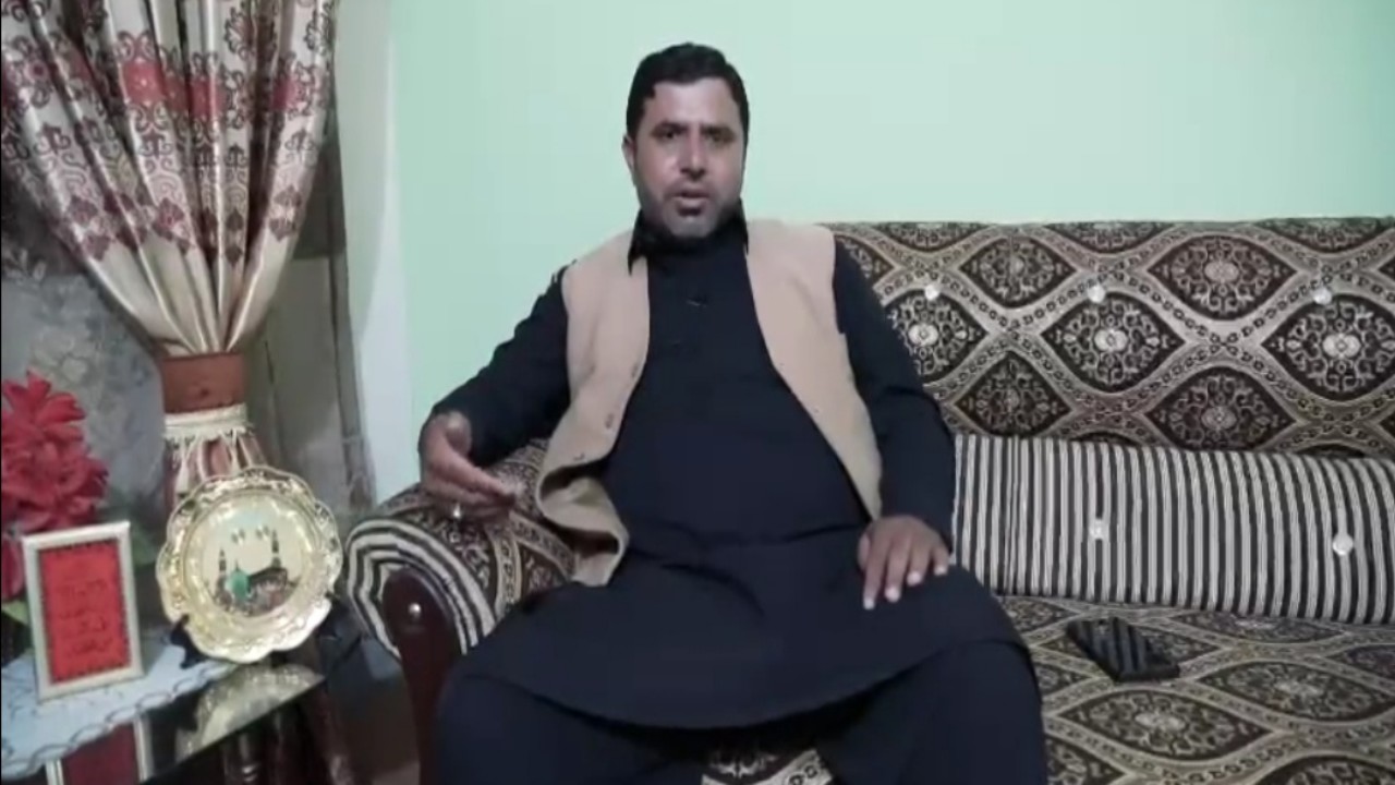 بالفيديو.. باكستاني يعبر عن فرحته برسالة قبوله لأداء الحج