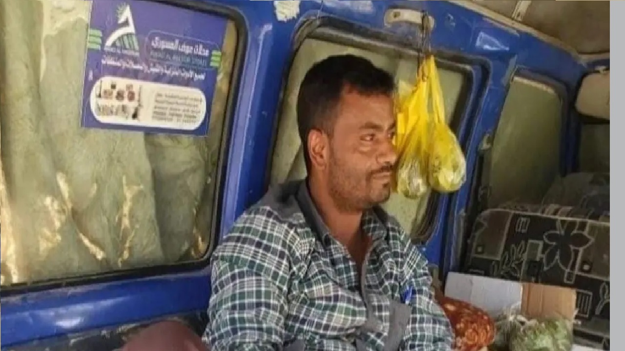 صورة تثير ضجة لمخرج صحفي يمني تحول لبائع قات بفعل الحوثيين