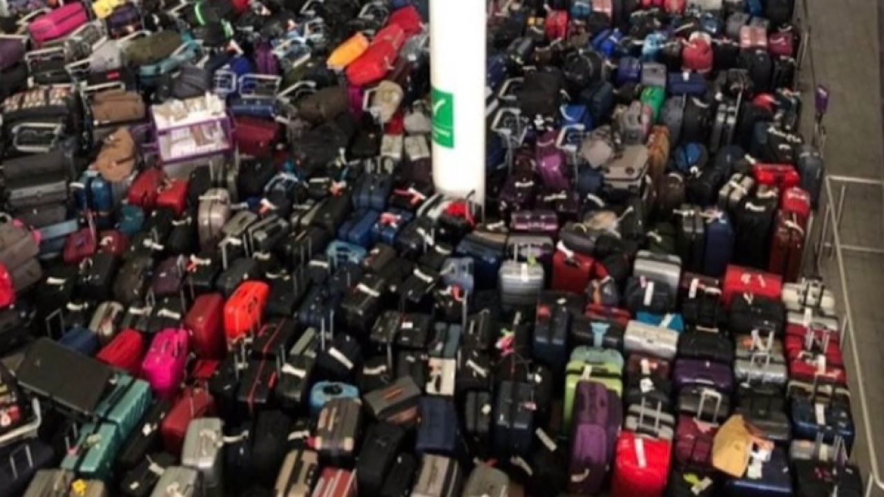 استمرار أزمة تكدس الحقائب في مطار هيثرو‬⁩ بلندن