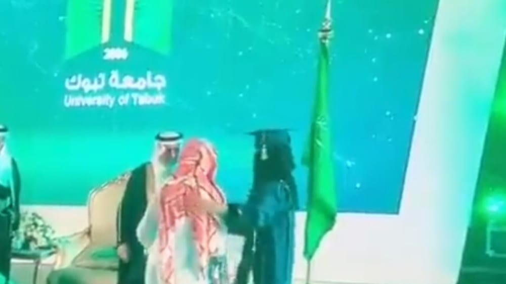 بالفيديو.. طالبة تطلب من أمير تبوك السماح لوالدها بالصعود للسلام عليه أثناء تكريمها