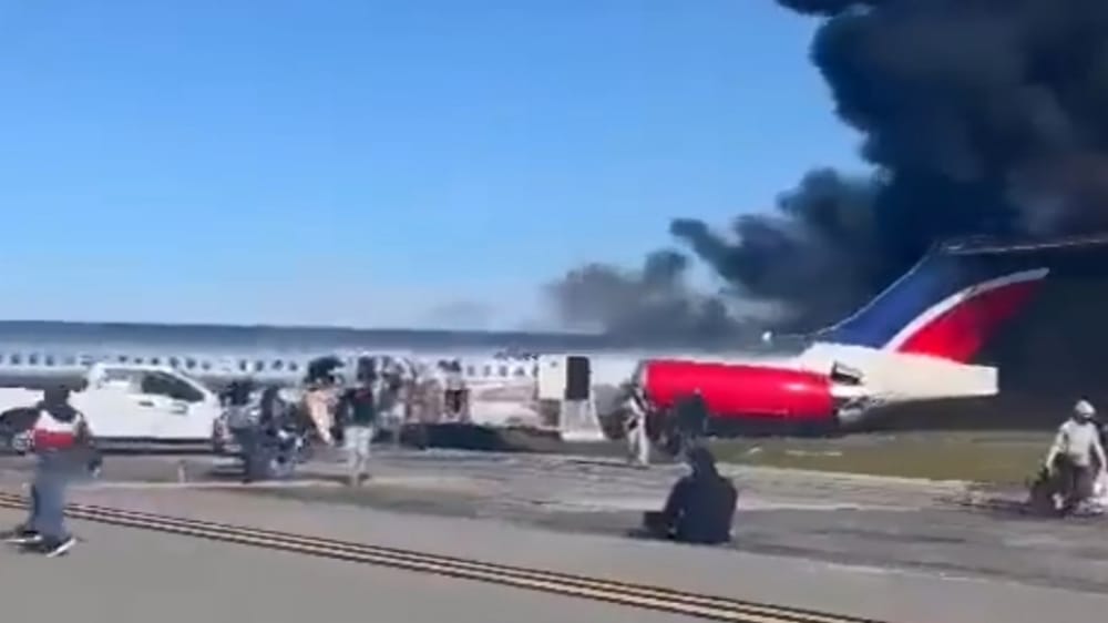 بالفيديو.. لحظة تحطم طائرة واشتعال النيران فيها