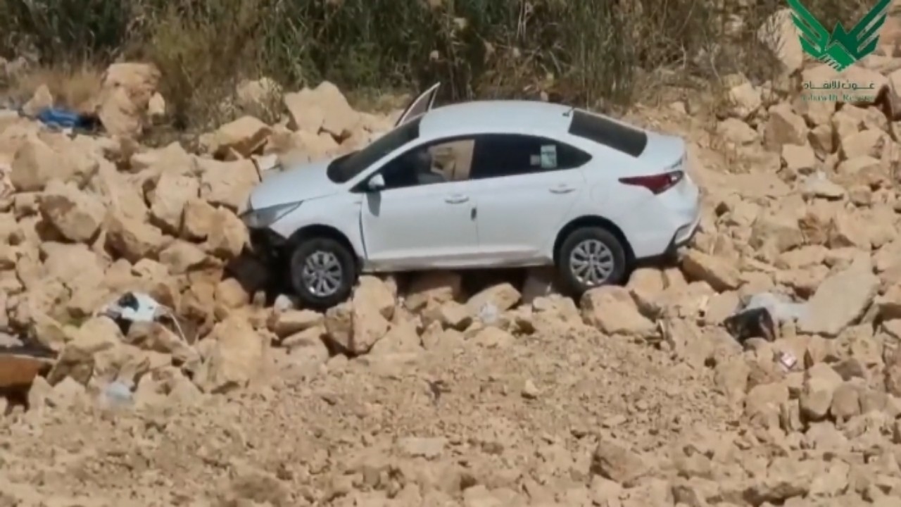 بالفيديو.. إخراج سيارة سقطت في وادي لبن بالرياض