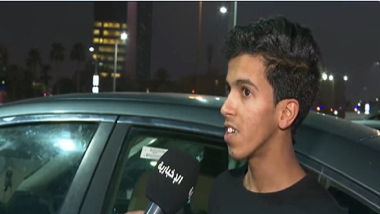 بالفيديو.. شاب يقود سيارته من تبوك إلى الرياض عن طريق شريحة داخل يده
