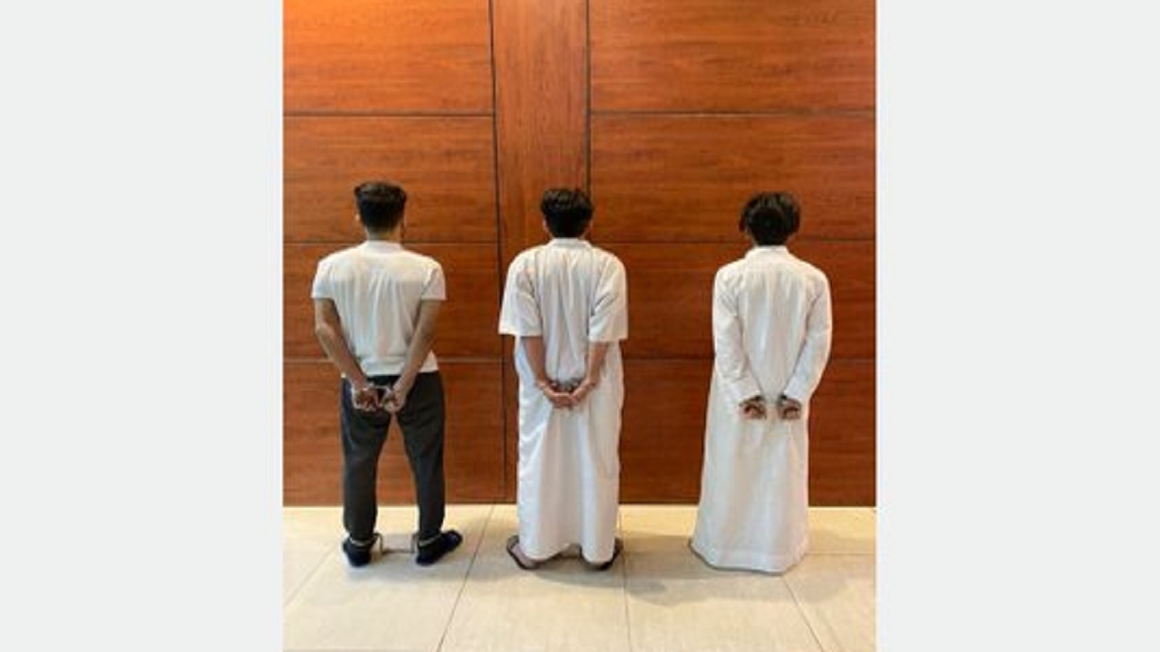 ضبط 3 أشخاص لسطوهم على مرافق عامة في الرياض