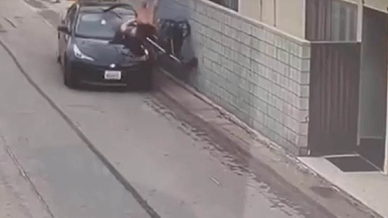 بالفيديو.. لحظة صدم امرأة ورضيعها بسيارة مراهق