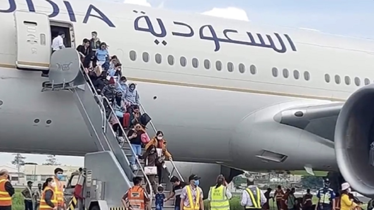 بالفيديو.. لحظة نزول ركاب طائرة الخطوط السعودية بعد انزلاقها بمطار نينوي