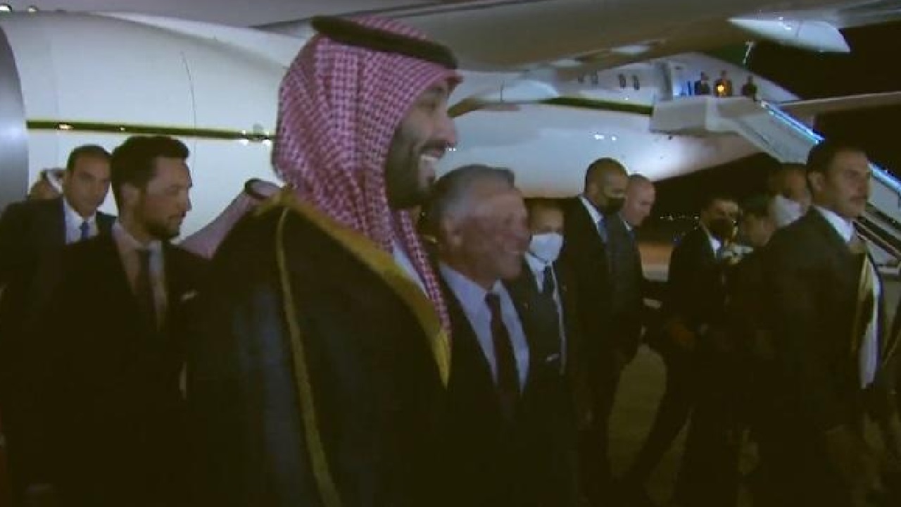 طائرات مقاتلة ترافق الأمير محمد بن سلمان ترحيبا به في الأردن