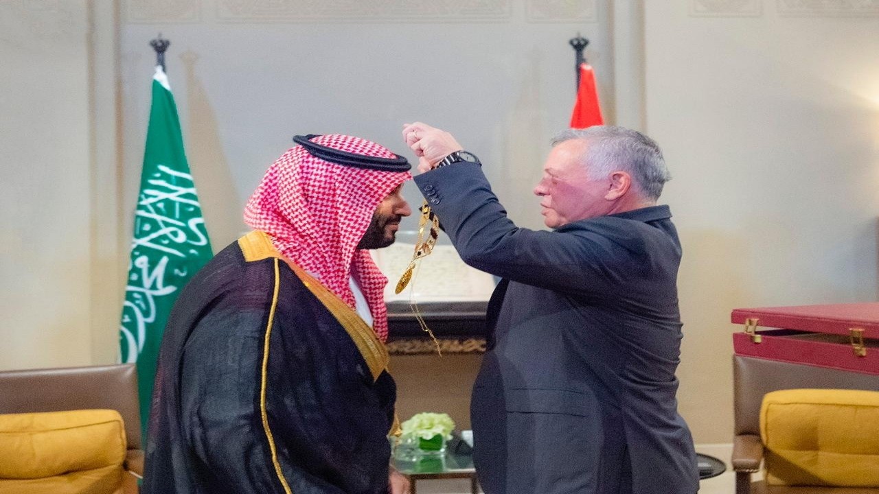 بالصور.. الملك عبد الله الثاني يقدم لولي العهد أرفع وسام مدني في الأردن