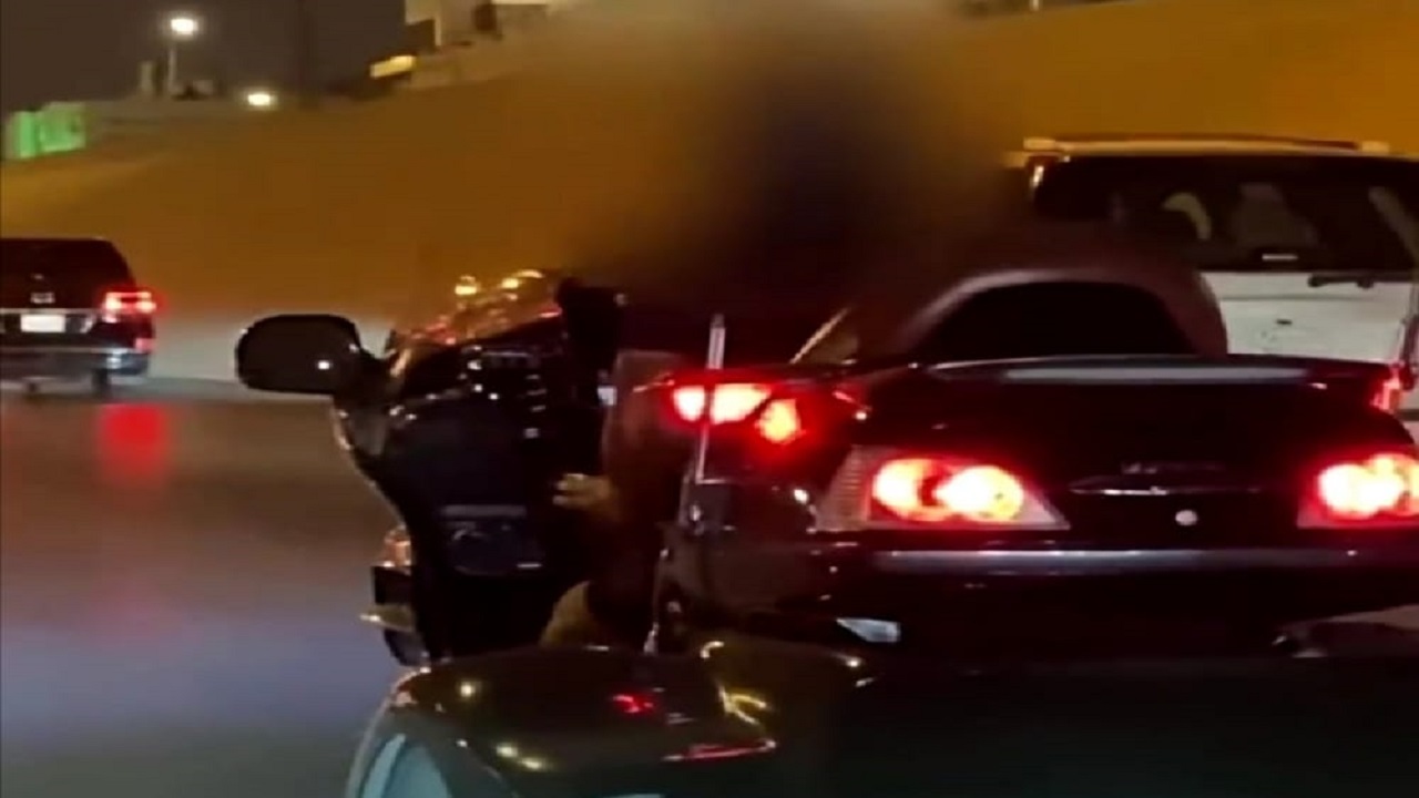 مواطن لضابط المرور بعد ضبط مخالفة ضوضاء بحقه : &#8220;والله مالي وجه&#8221; (فيديو)