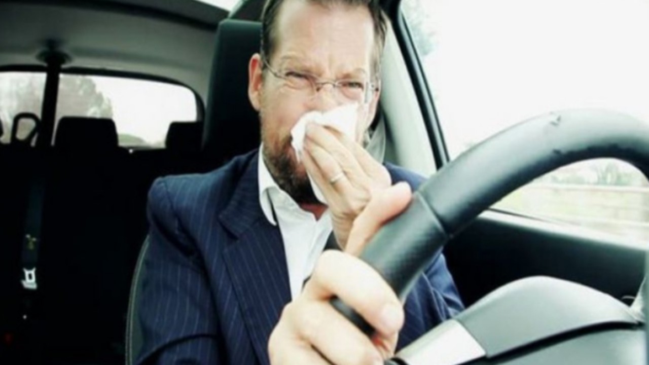 تعرف على أسباب انتشار رائحة البنزين داخل مقصورة سيارتك وكيفية تفاديها
