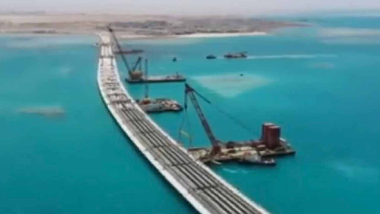 اكتمال أطول جسر مائي بالمملكة بطول يزيد عن 3 كم ( فيديو)