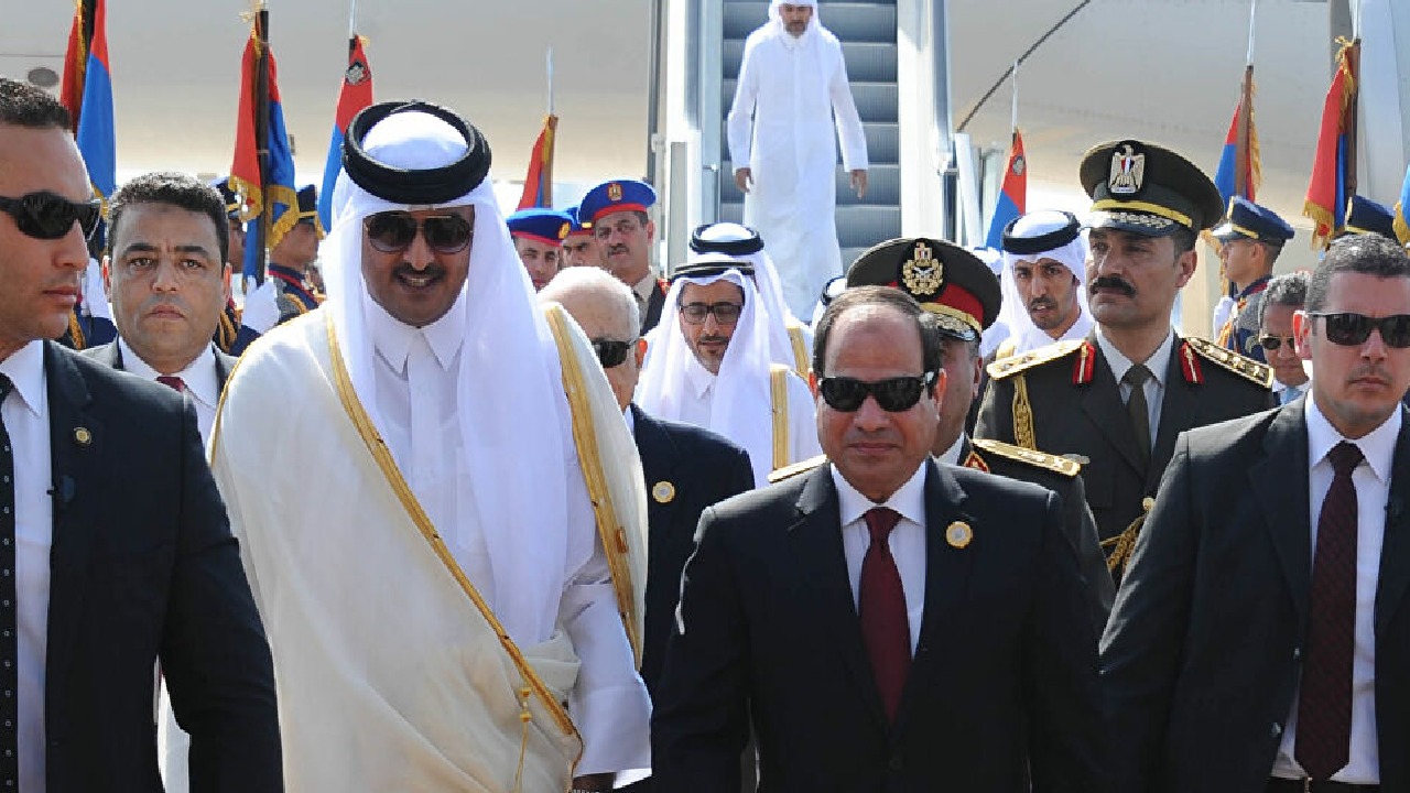 أمير  قطر يصل مصر في زيارة رسمية