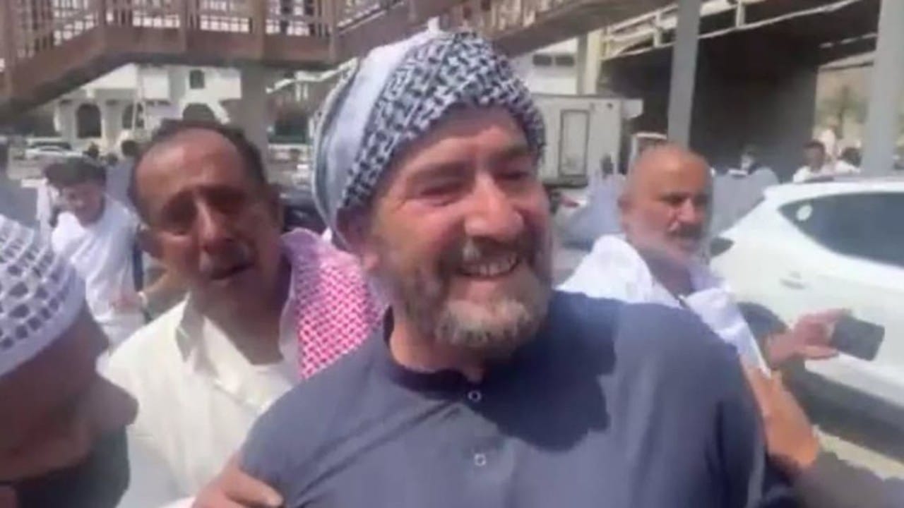 رحالة عراقي يصل إلى مكة قادما من بريطانيا سيرا على الأقدام 