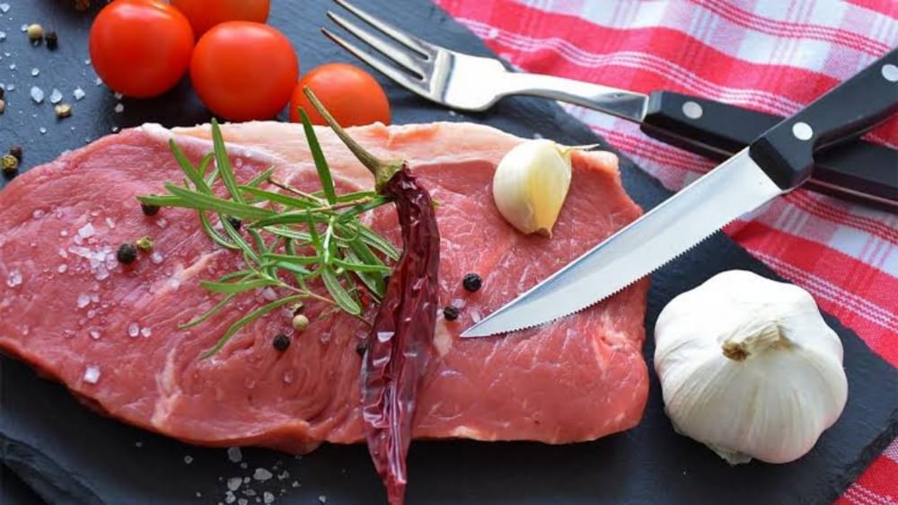 دراسة: تناول اللحوم النيئة يسبب مشاكل في الإبصار