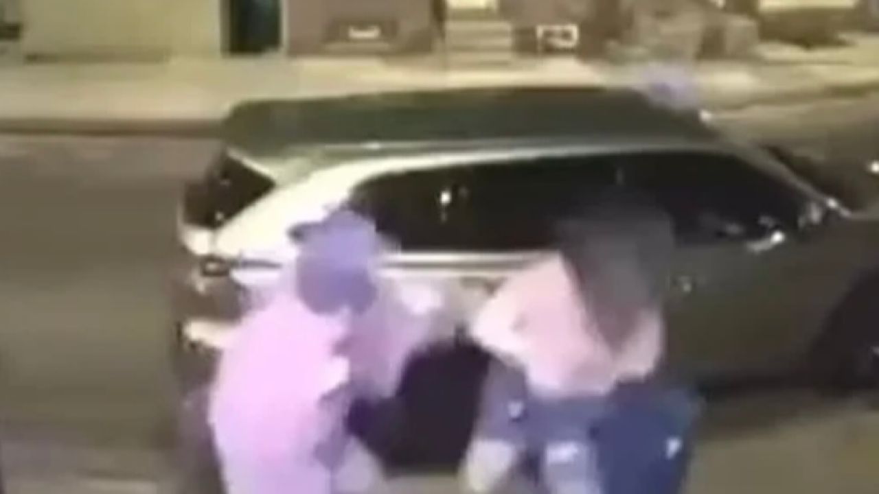 رجل يهاجم السيدات في الشوارع بالضرب واللكم