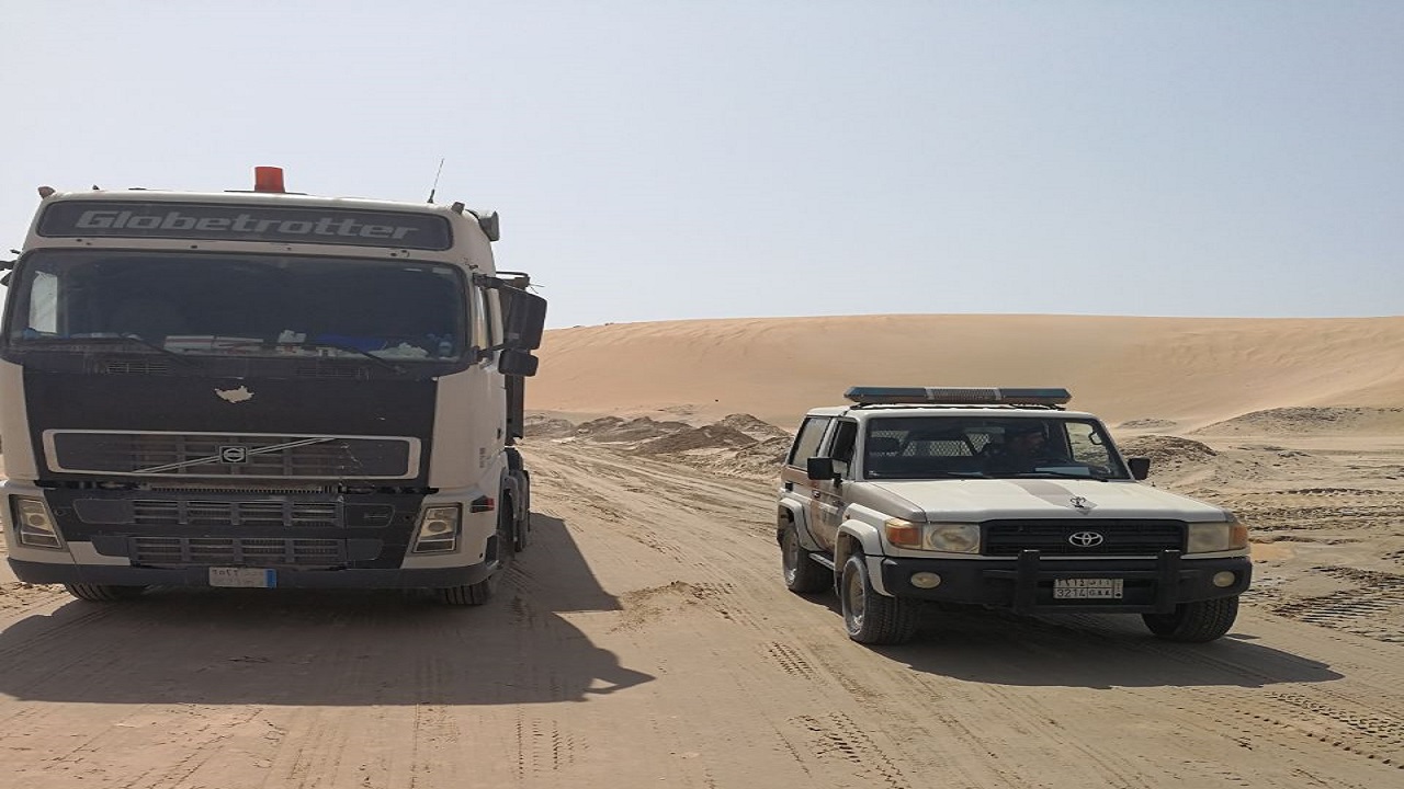 أمانة الشرقية تضبط 26 شاحنةً و15 معدة استخدمت في نهل الرمال
