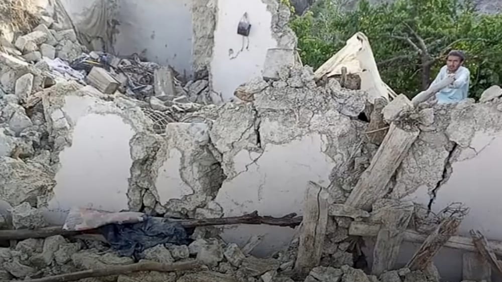بالفيديو.. سيدة فقدت 19 فرد من أسرتها بسبب زلزال أفغانستان
