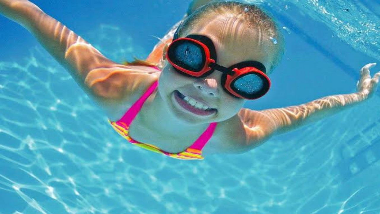 طرق حماية العينين من المياه والمواد الكيميائية بأحواض السباحة