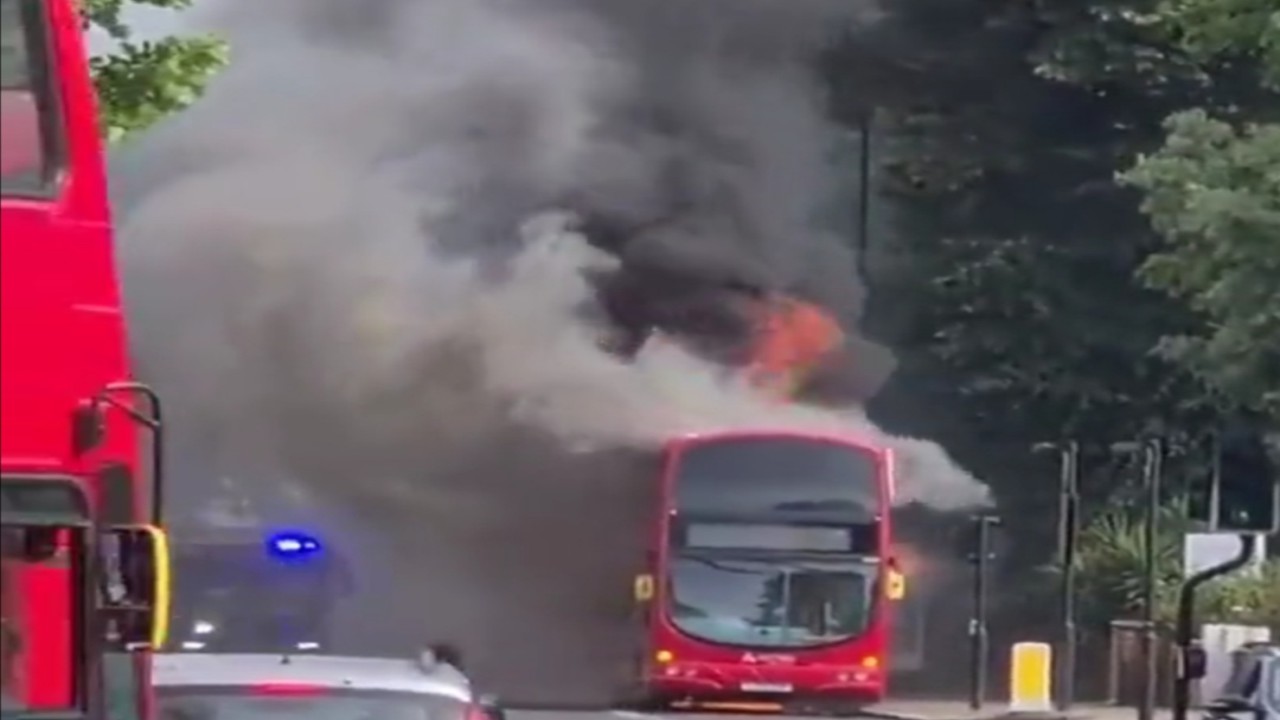 شاهد.. لحظة اندلاع النيران بحافلة في لندن بسبب الحر الشديد