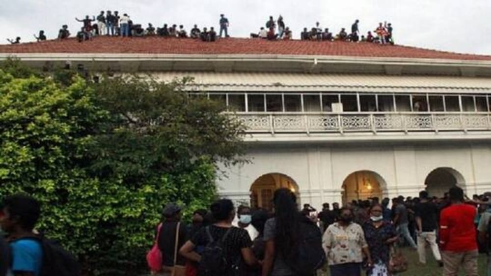 بالفيديو.. المتظاهرون يعثرون على مبالغ مالية بقصر رئيس سريلانكا