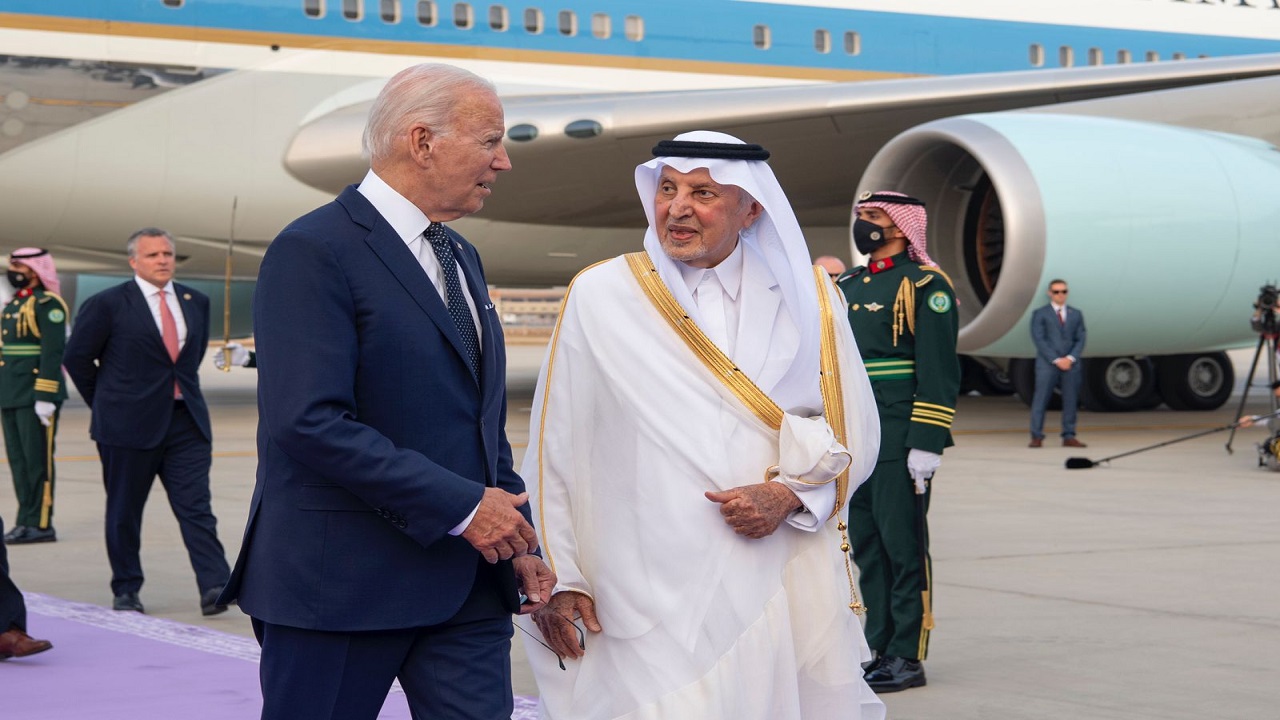 لقطة الأمير خالد الفيصل مع دبلوماسي أمريكي تثير مواقع التواصل الاجتماعي
