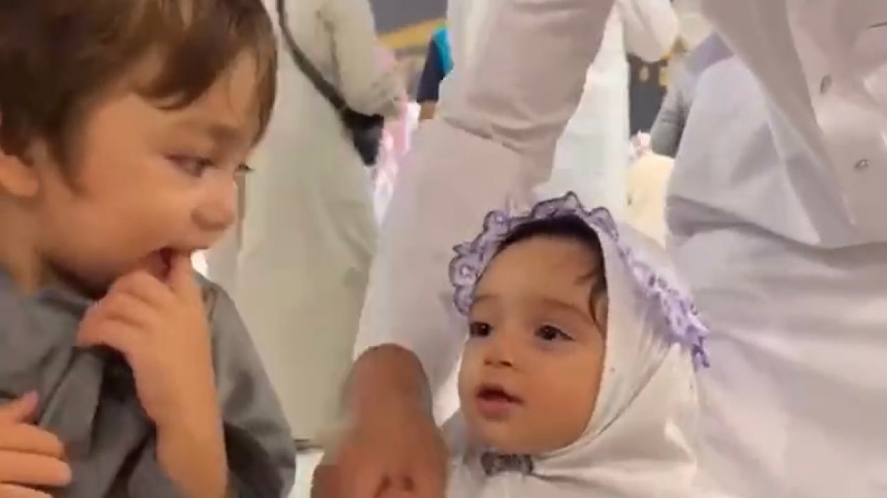 شاهد.. طفل باكستاني يمازح طفلة مصرية بعد الانتهاء من طواف الوداع
