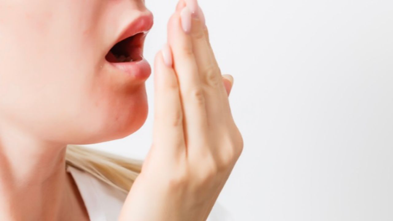 4 طرق علاجية لرائحة الفم الكريهة