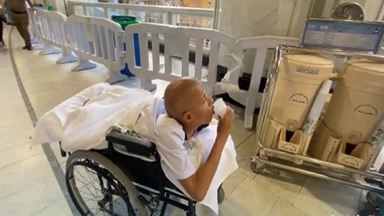 بالفيديو.. شاب يعاني الإعاقة الكاملة يسافر من روسيا لأداء فريضة الحج