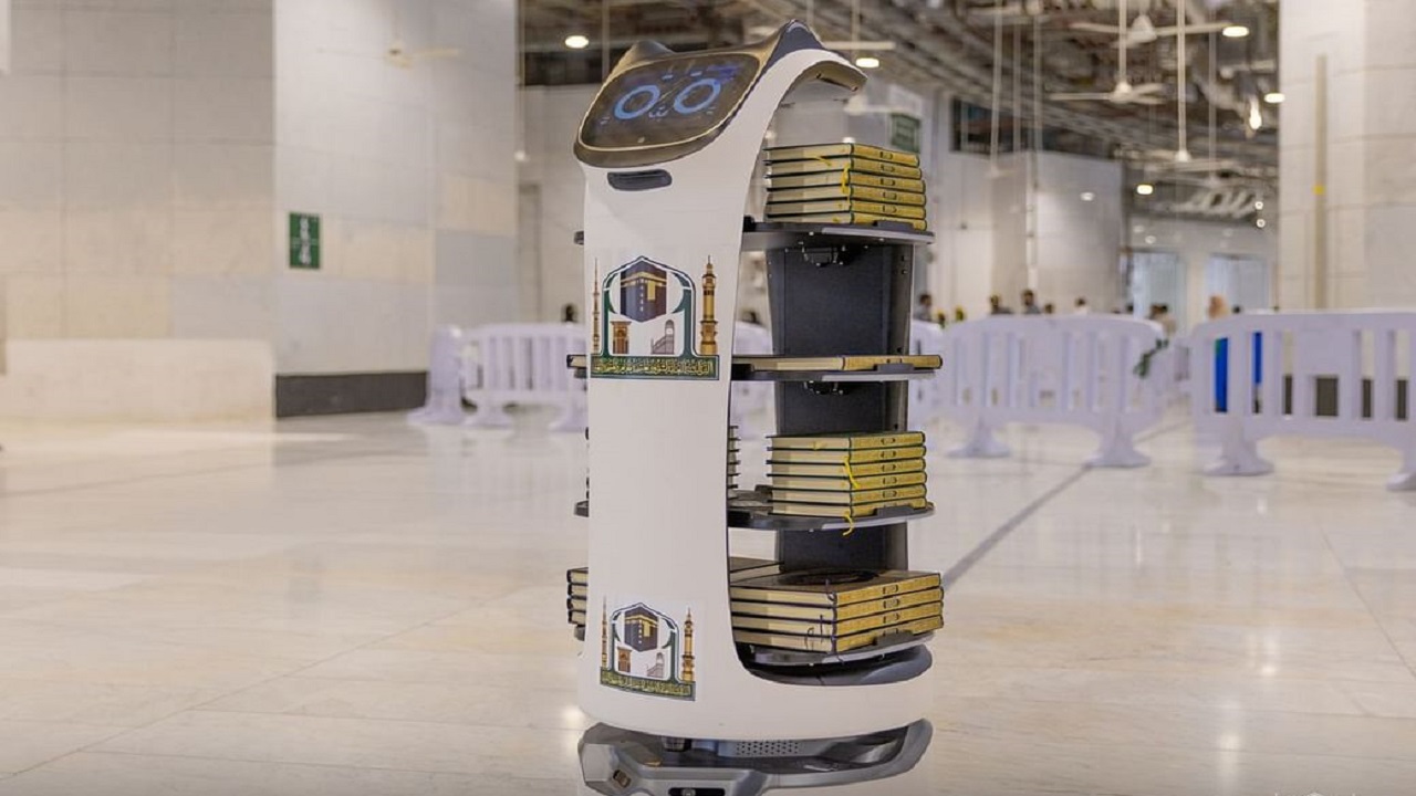بالصور.. روبوت يشارك في توزيع المصاحف على الحجاج أثناء طواف الوداع