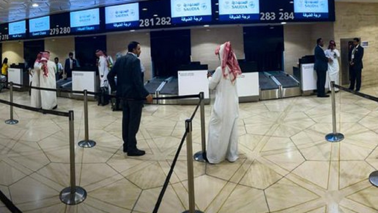 مطار الملك خالد يشغل كاونترات لتسريع إنهاء إجراءات سفر المسافرين
