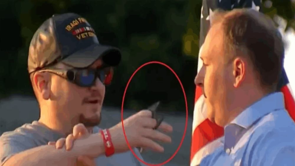 رجل يهاجم عضو كونغرس أمريكي بسلاح حاد